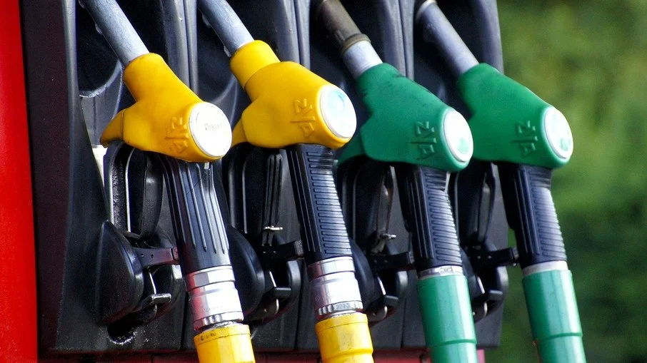 Gasolina se aproxima de R$ 9 na Bahia, mas preço médio cai, diz ANP