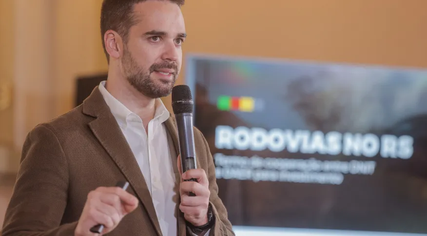 Eduardo Leite renuncia ao governo do RS e anuncia permanência no PSDB