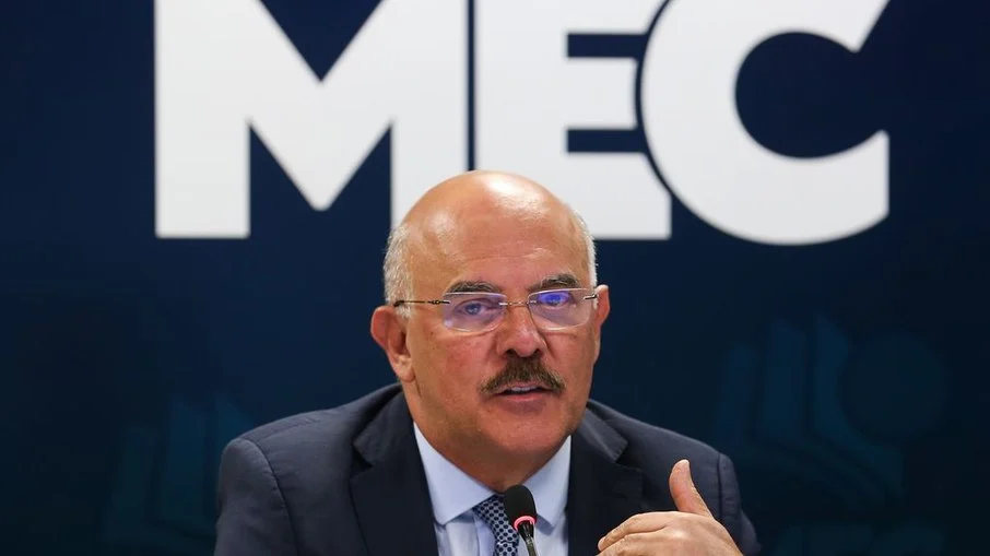 MEC: evento deu bíblias com foto de Milton Ribeiro e pastores lobistas