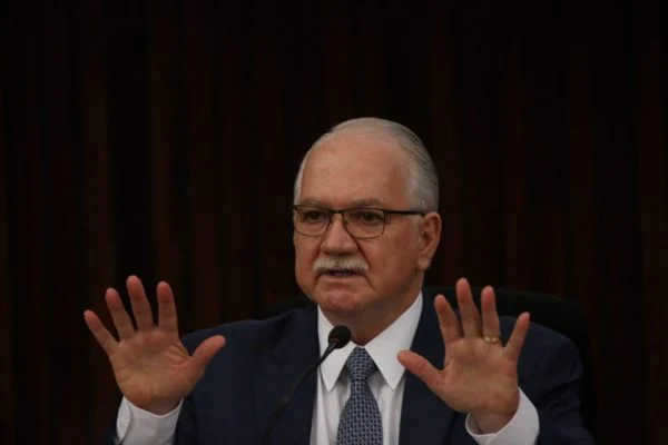 Fachin prevê eleição turbulenta e diz que a democracia está “ameaçada” Fachin prevê eleição turbulenta e diz que a democracia está “ameaçada”