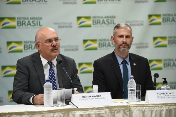 Interino é oficializado para o lugar de Milton Ribeiro no MEC Interino é oficializado para o lugar de Milton Ribeiro no MEC
