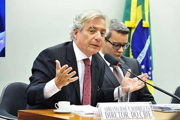 Adriano Pires oficializa desistência da Petrobras em carta a ministro Adriano Pires oficializa desistência da Petrobras em carta a ministro