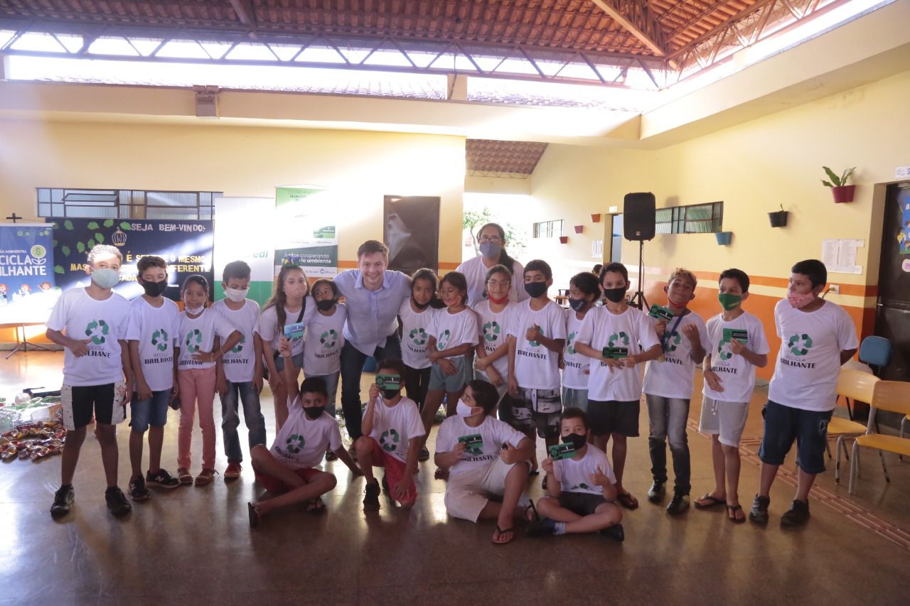 Governo Municipal, Sebrae e Sicredi realizam o lançamento do novo projeto Recicla Brilhante e amplia número de crianças atendidas Governo Municipal, Sebrae e Sicredi realizam o lançamento do novo projeto Recicla Brilhante e amplia número de crianças atendidas