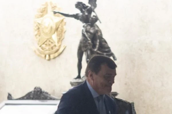 “Forças Armadas estão comprometidas com a democracia”, diz ministro