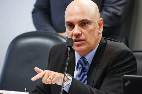 Moraes determina multa de R$ 405 mil a Daniel Silveira