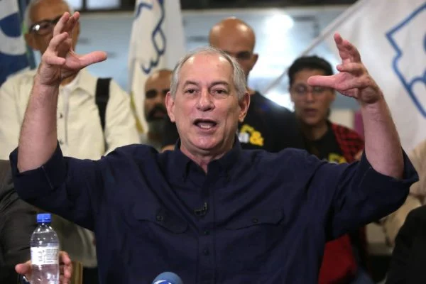 Ciro Gomes chama dono do Coco Bambu de vagabundo, e empresário rebate