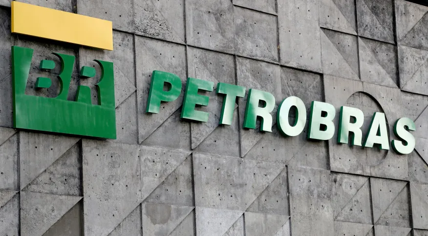 Ações da Petrobras caem mais de 3% após governo anunciar troca na presidência