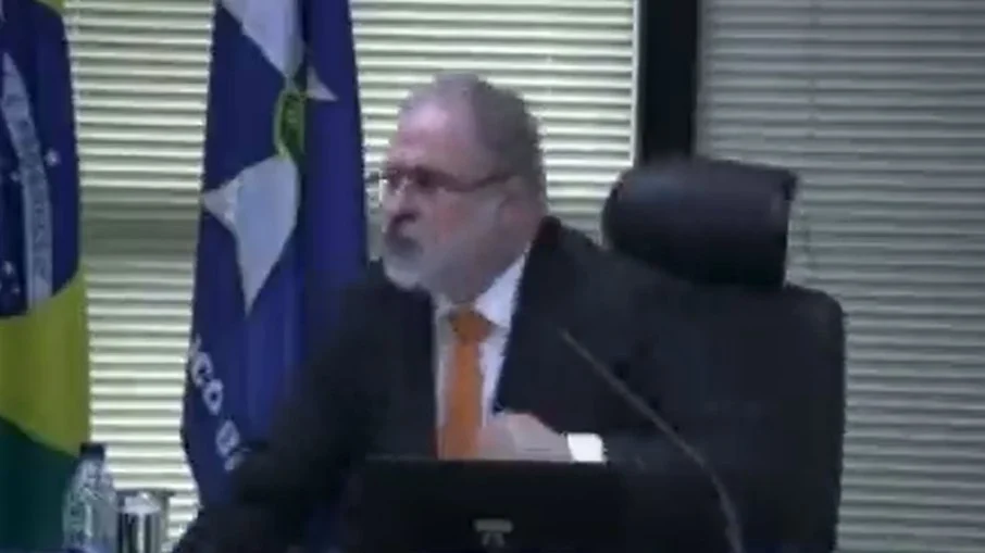 Aras se descontrola e parte pra cima de colega da PGR durante sessão
