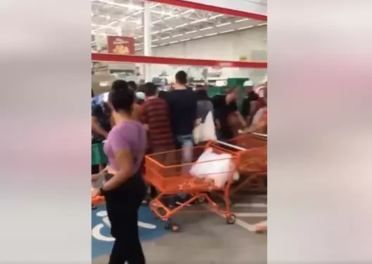 VÍDEO: clientes disputam cebola a R$ 0,99 durante inauguração de atacadista