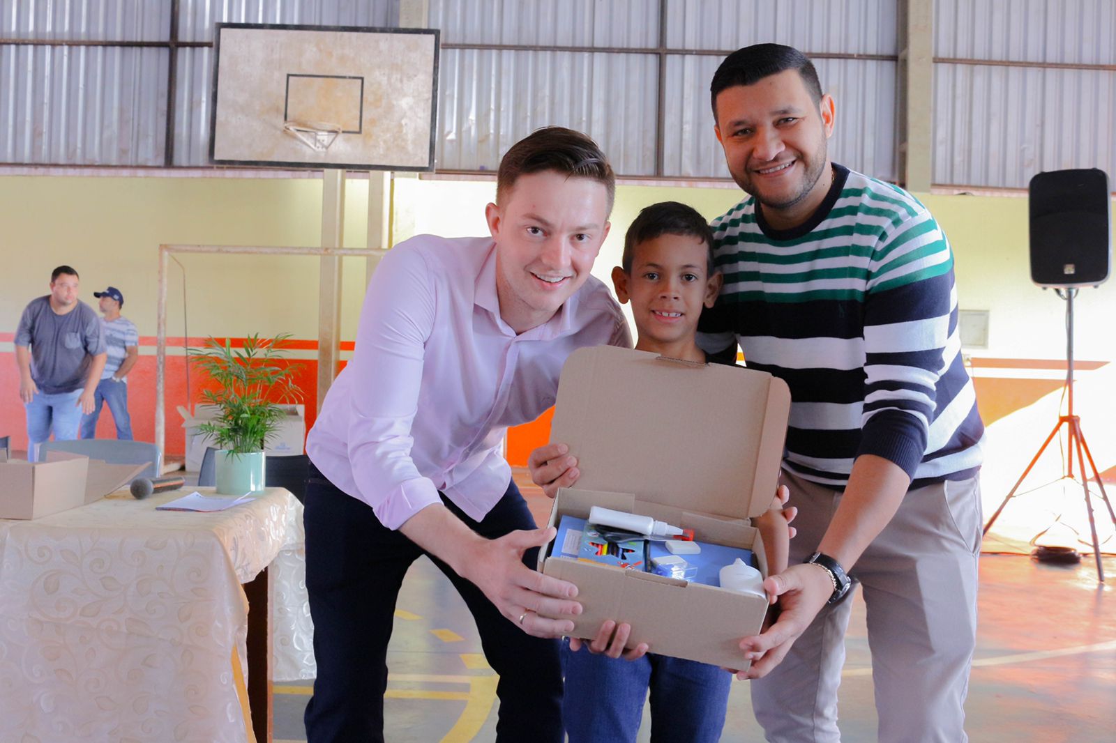 RIO BRILHANTE: PREFEITO LUCAS FORONI ENTREGA QUASE 5 MIL KITS ESCOLARES