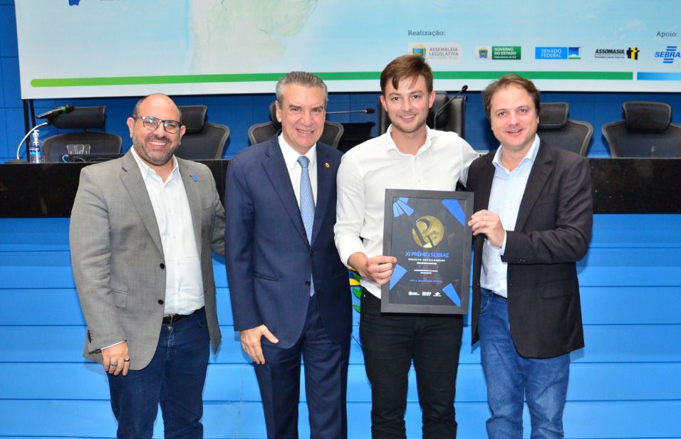 PREFEITO DE RIO BRILHANTE RECEBE PRÊMIO DO SEBRAE PREFEITO DE RIO BRILHANTE RECEBE PRÊMIO DO SEBRAE