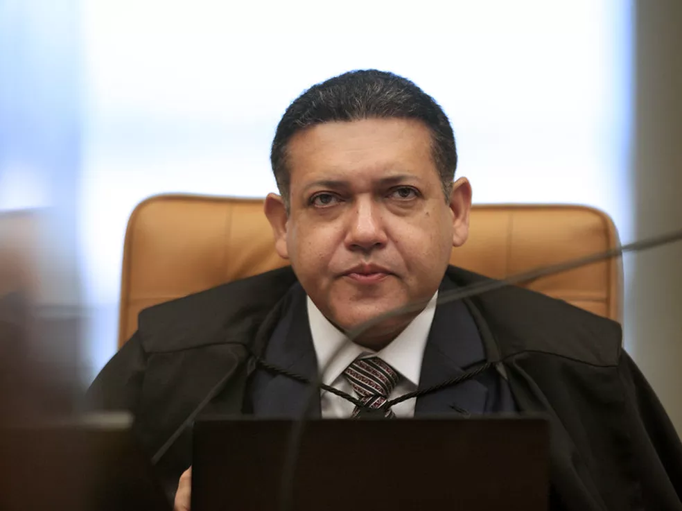 Após decisão de Nunes Marques, juristas dizem que regras já vigentes garantem punição contra fake news