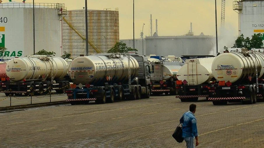 Refinaria privatizada da Petrobras trava disputa com estatal no Cade