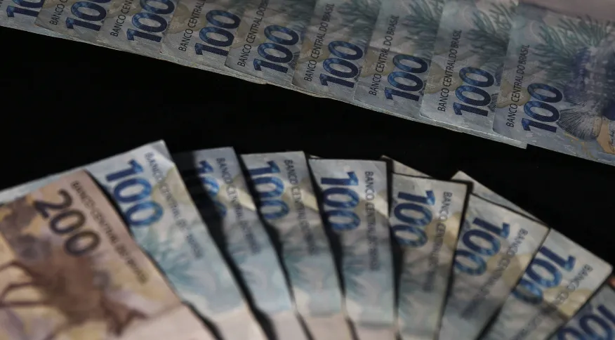 Auxiliares de Bolsonaro dizem que governo decide não dar reajuste a servidores e opta por aumento em vale-alimentação Auxiliares de Bolsonaro dizem que governo decide não dar reajuste a servidores e opta por aumento em vale-alimentação