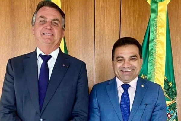 Bolsonarista sai em defesa de deputado pego com maços de dinheiro