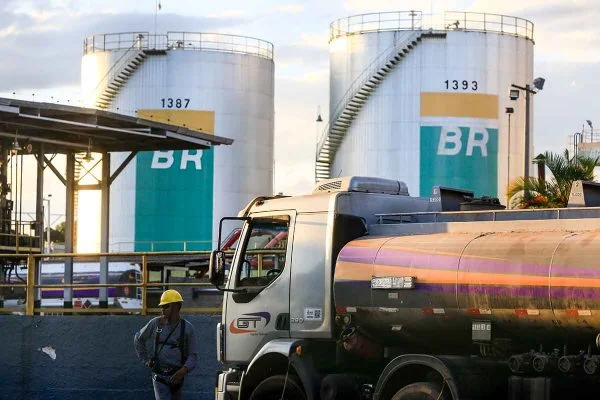 Petrobras ignora governo e deve anunciar hoje aumento de combustível