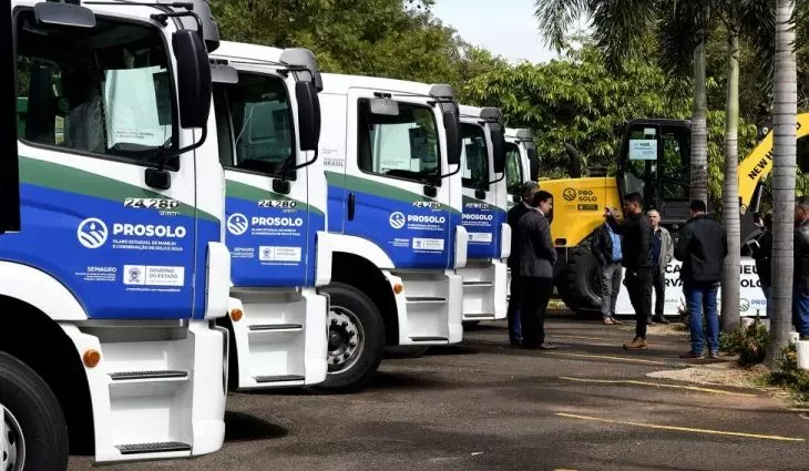 RIO BRILHANTE E MAIS 39 MUNICÍPIOS RECEBEM CAMINHÕES E MOTONIVELADORAS