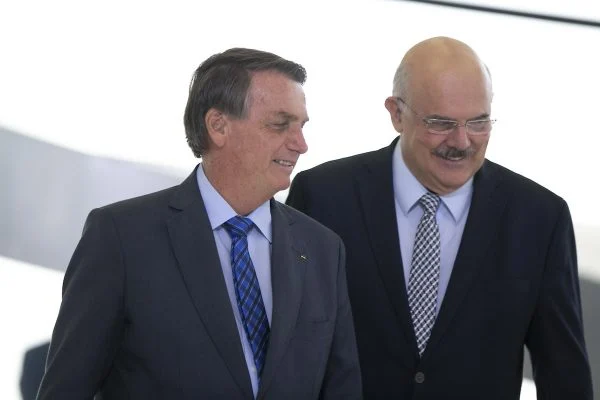 Bolsonaro volta a defender Milton Ribeiro: “Foi preso injustamente”