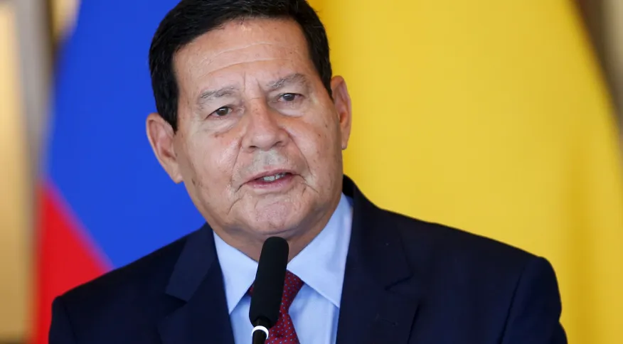 “Ninguém vai interferir em nada de processo eleitoral”, diz Mourão