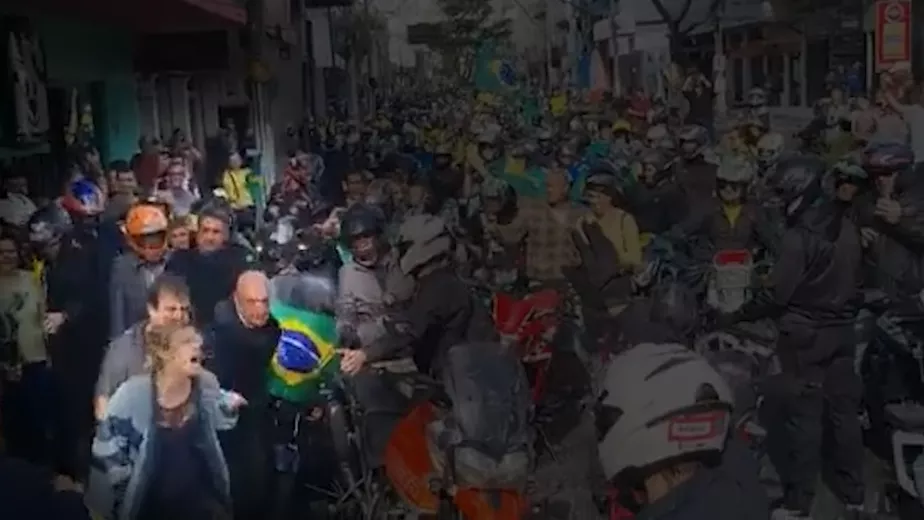 Mulher chama Bolsonaro de corrupto e é retirada de motociata em Juiz de Fora