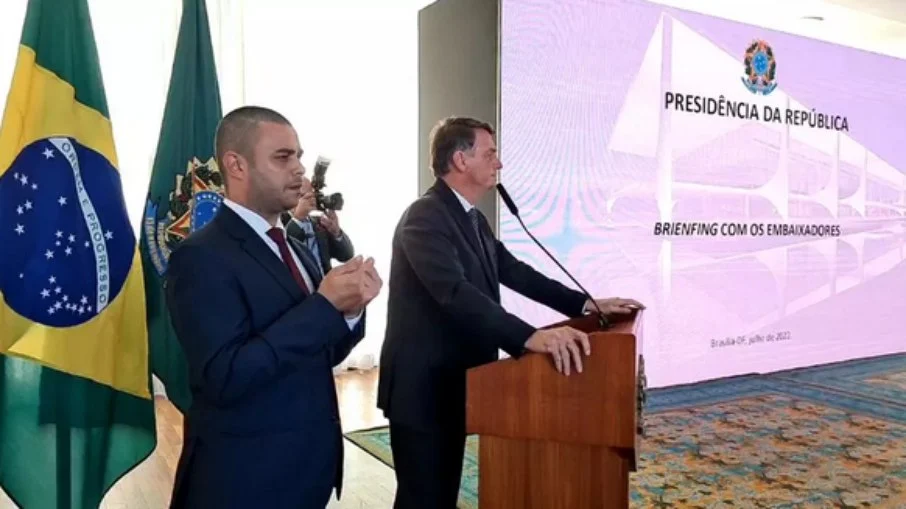 Após má repercussão dos ataques ao TSE, Bolsonaro foca na gasolina