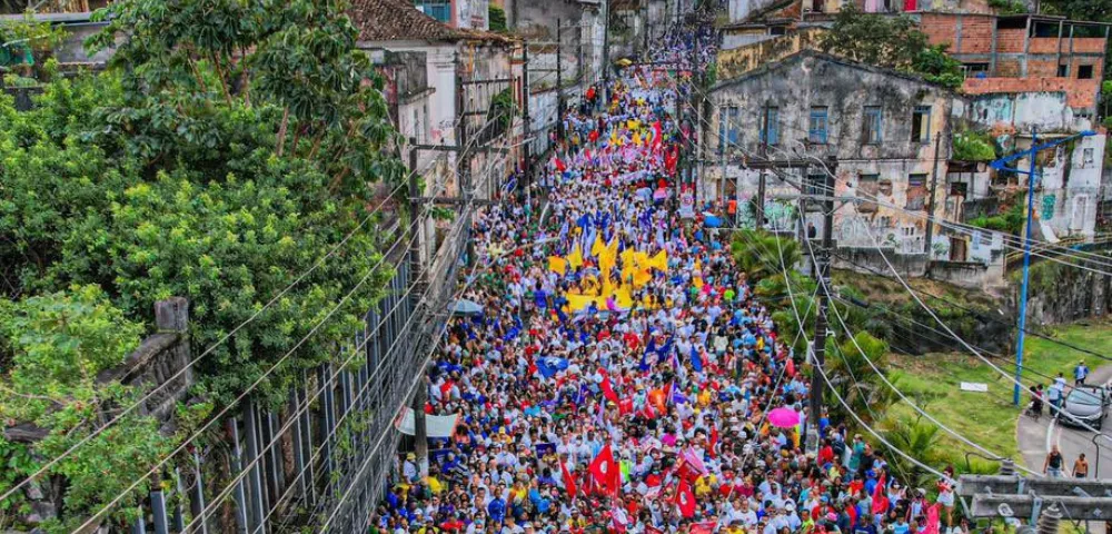 Lula atrai multidão em caminhada com o povo baiano