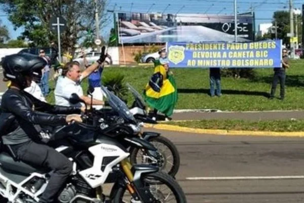 Sem reajuste, PRFs protestam contra Bolsonaro durante motociata
