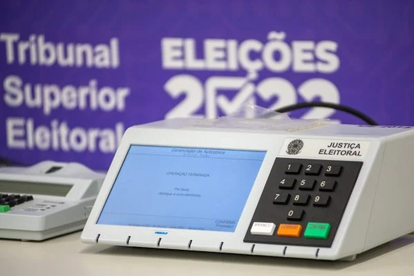 Após inspeção, TSE começa a lacrar sistema das urnas eletrônicas Após inspeção, TSE começa a lacrar sistema das urnas eletrônicas