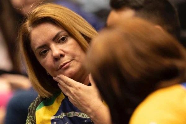 Ex-mulher de Bolsonaro declara ao TSE ser dona de mansão que dizia alugar Ex-mulher de Bolsonaro declara ao TSE ser dona de mansão que dizia alugar
