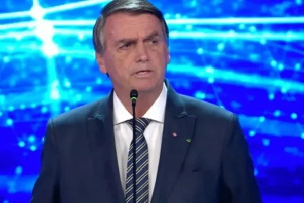 Bolsonaro mantém ida a debate mas muda estratégia com ausência de Lula