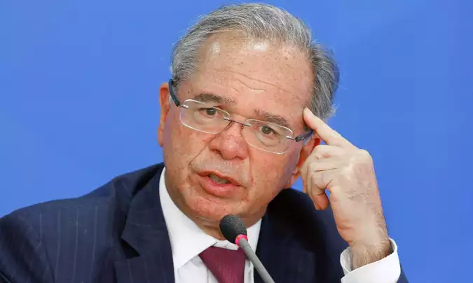 Guedes diz ser contra o piso da enfermagem e deixa entrevista