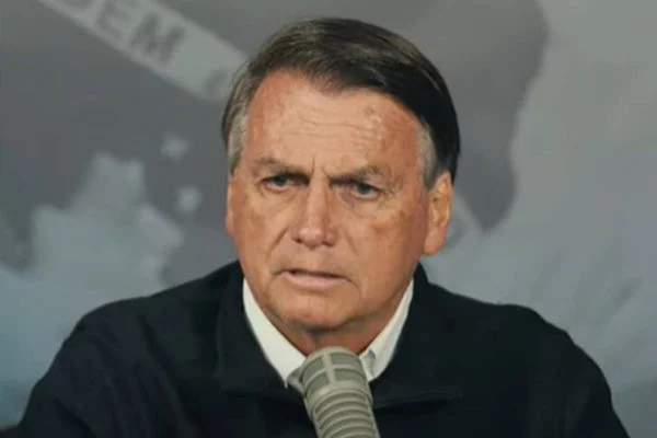 Bolsonaro diz que vai “passar faixa e se recolher” caso perca eleições