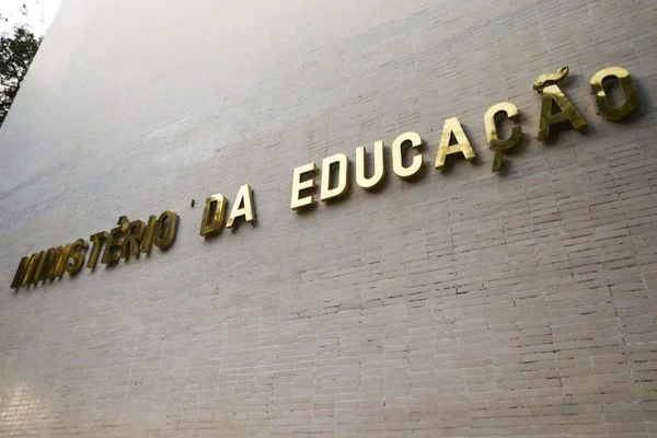 Esquema de Bolsonaro de compra de apoio domina infraestrutura na educação básica