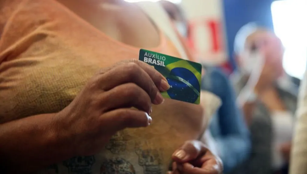 Consignado do Auxílio Brasil tem juros mais altos que média de outras modalidades de empréstimo pessoal