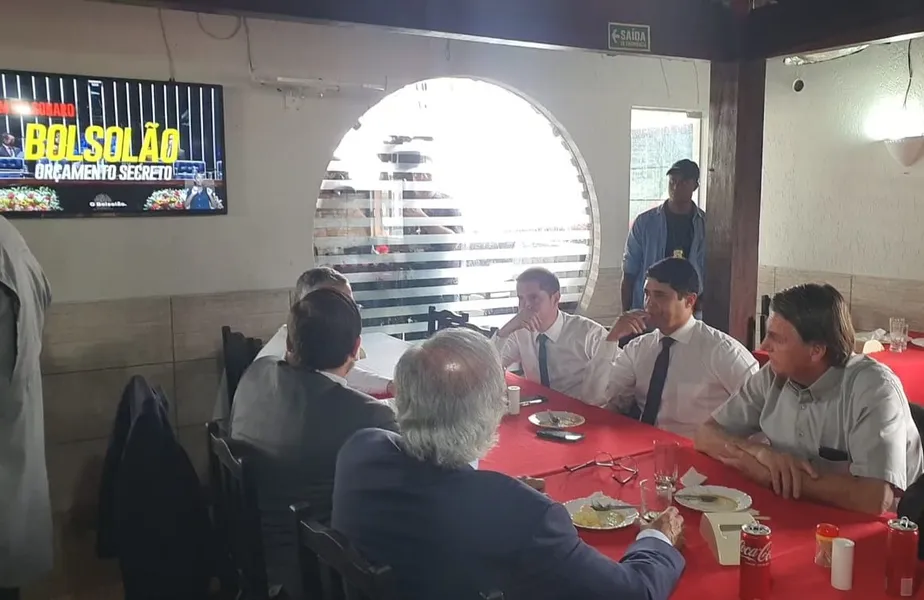 Em restaurante, Bolsonaro assiste a programa eleitoral de Lula, vê mensagem de ‘Bolsolão’ e reclama de ‘mentiras’