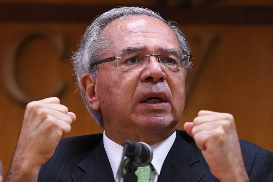 “Nós roubamos menos”: Falas de Paulo Guedes viram problema para Bolsonaro