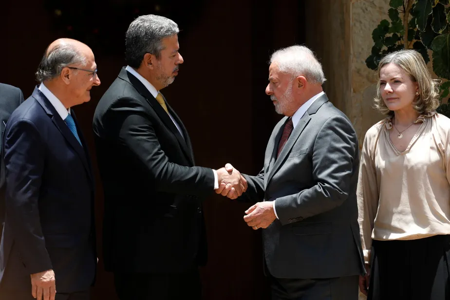 Aproximação do PT com Lira coloca em risco aliança do novo governo na Câmara Aproximação do PT com Lira coloca em risco aliança do novo governo na Câmara
