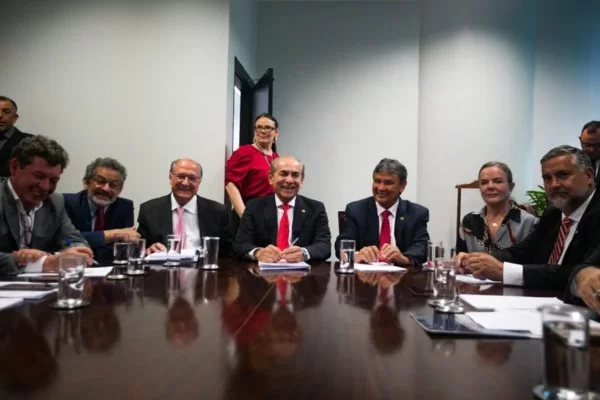 Alckmin e equipe de transição se reúnem com relator-geral do Orçamento Alckmin e equipe de transição se reúnem com relator-geral do Orçamento