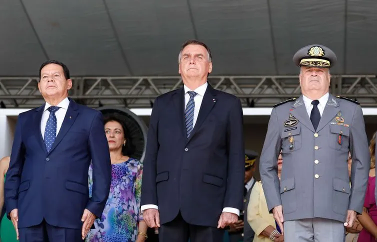 Bolsonaro mantém silêncio em primeiro compromisso público após eleições