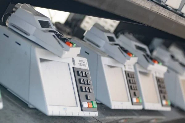 Maioria dos deputados a favor do voto impresso se reelegeu com a urna eletrônica