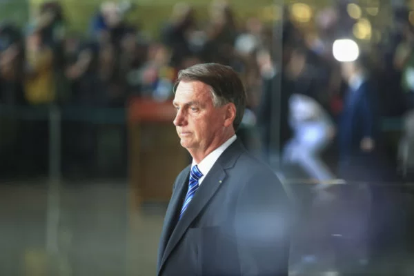 Medo de ser preso e ficar só faz Bolsonaro vestir fantasia de cordeiro