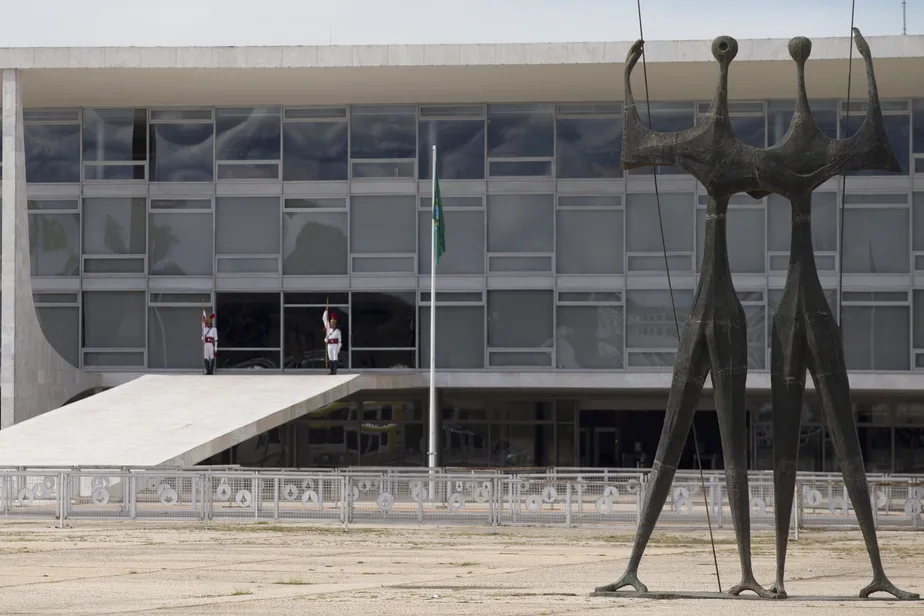 PEC da Transição: Equipe de Lula estuda tirar Bolsa Família do teto e pagar adicional de R$ 150 por criança já em janeiro