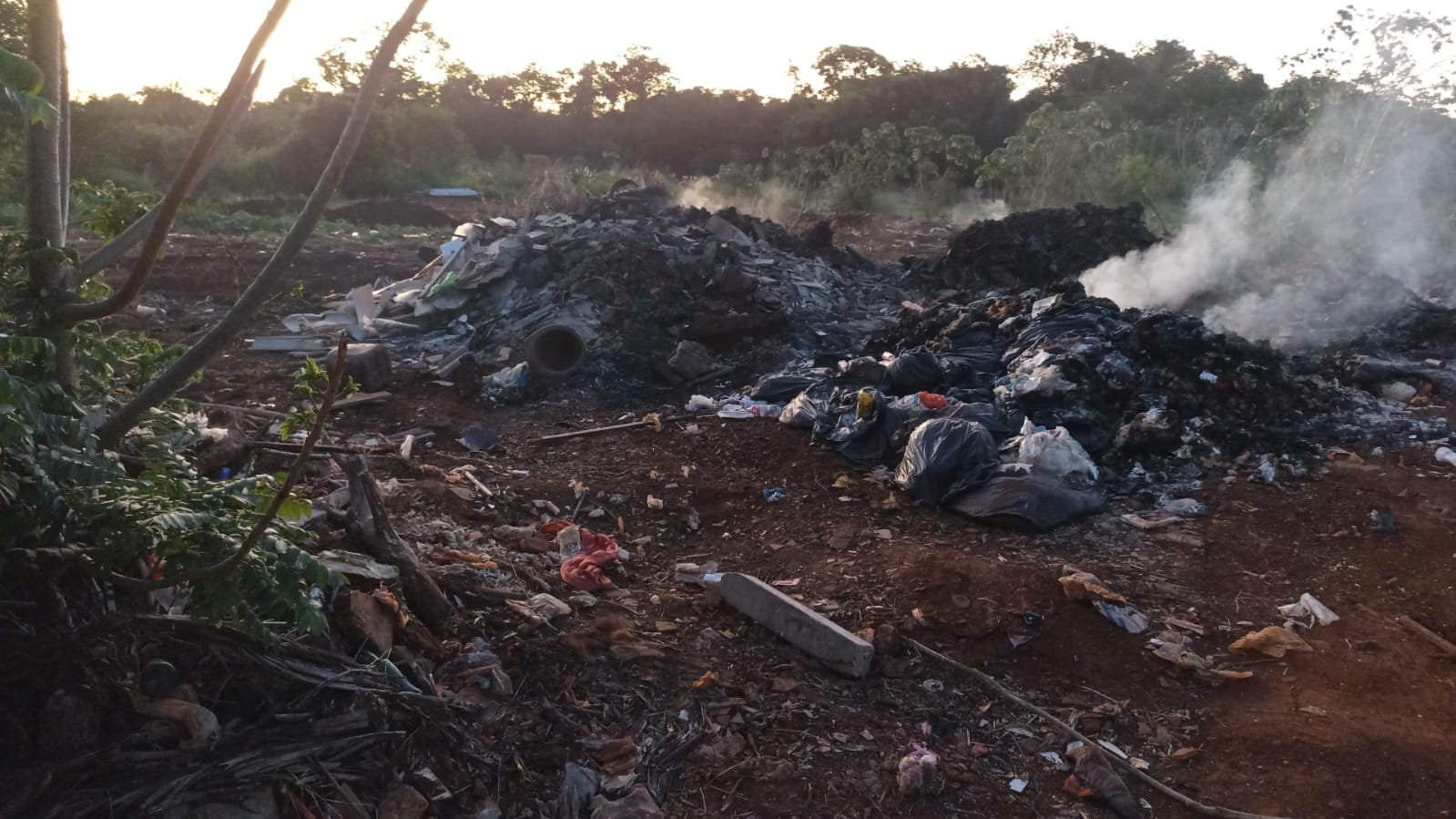 EM RIO BRILHANTE LIXO E ENTULHO SÃO DESCARTADOS PRÓXIMO AO CÓRREGO ARARAS