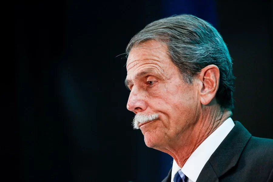 Carlos Bolsonaro e general Paulo Chagas trocam ofensas pelas redes
