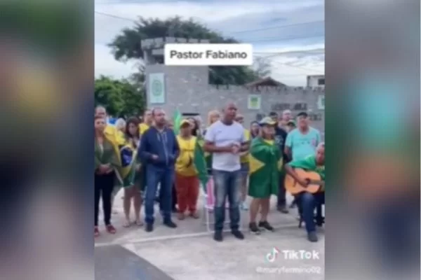 Com mandado de prisão, pastor bolsonarista segue em frente a quartel Com mandado de prisão, pastor bolsonarista segue em frente a quartel
