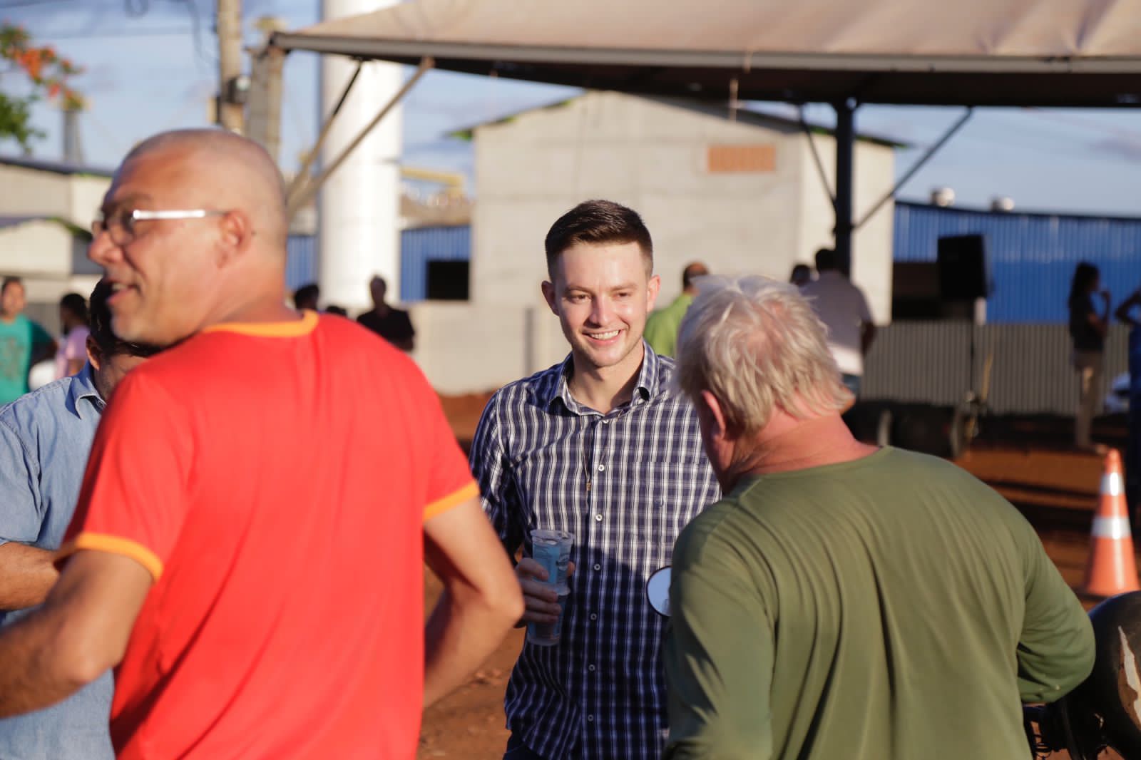LUCAS FORONI DÁ INÍCIO AS OBRAS DE ASFALTAMENTO DO PARQUE INDUSTRIAL LUCAS FORONI DÁ INÍCIO AS OBRAS DE ASFALTAMENTO DO PARQUE INDUSTRIAL
