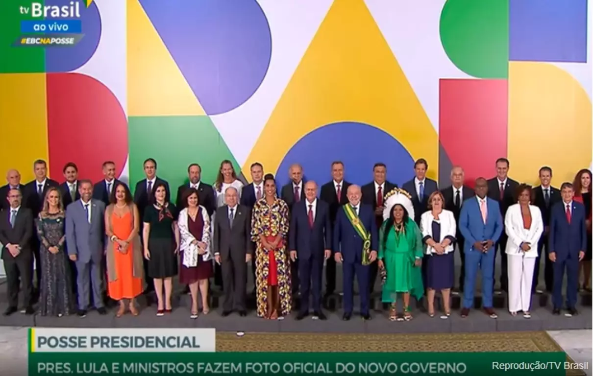 Lula empossa os 37 ministros do governo após receber faixa presidencial