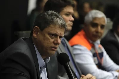 Tarcísio recua e anula decreto que deu cargo de R$ 21 mil a cunhado Tarcísio recua e anula decreto que deu cargo de R$ 21 mil a cunhado