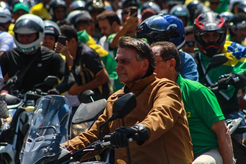 Cartão corporativo: notas fiscais de Bolsonaro incluem gastos com guloseimas, antidepressivos e combustível para motociata