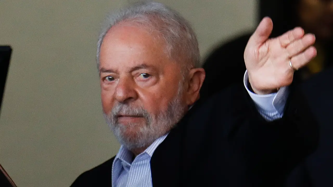 Lula assina decreto de intervenção na segurança do DF e diz que haverá ‘punição exemplar’ para terroristas de Brasília
